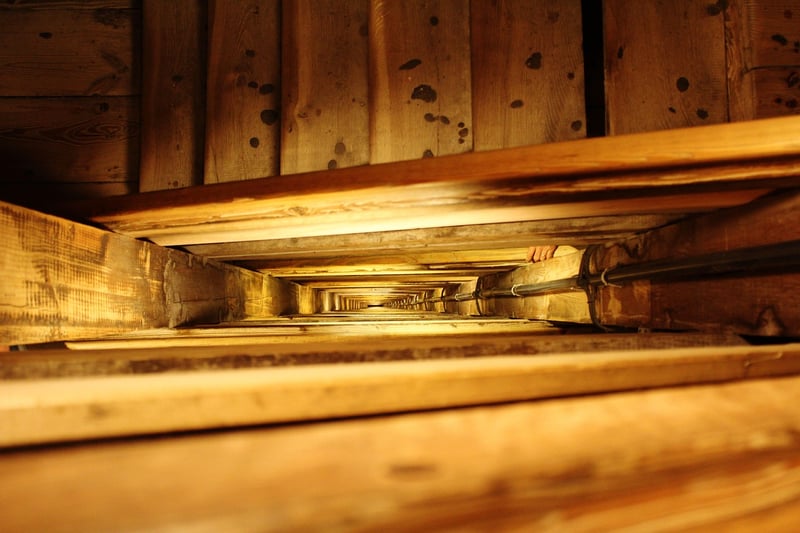 Fermer un escalier pour garder la chaleur : 5 astuces efficaces en 2026