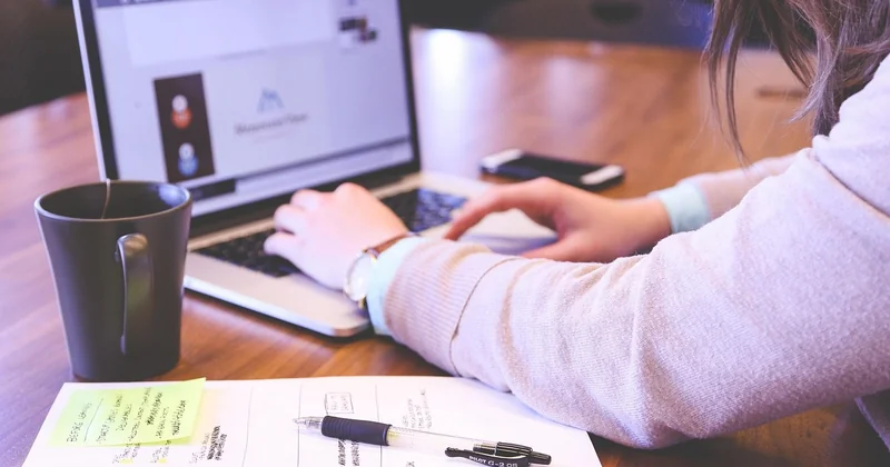 Comment raviver un plan de travail en stratifié (la vraie méthode)